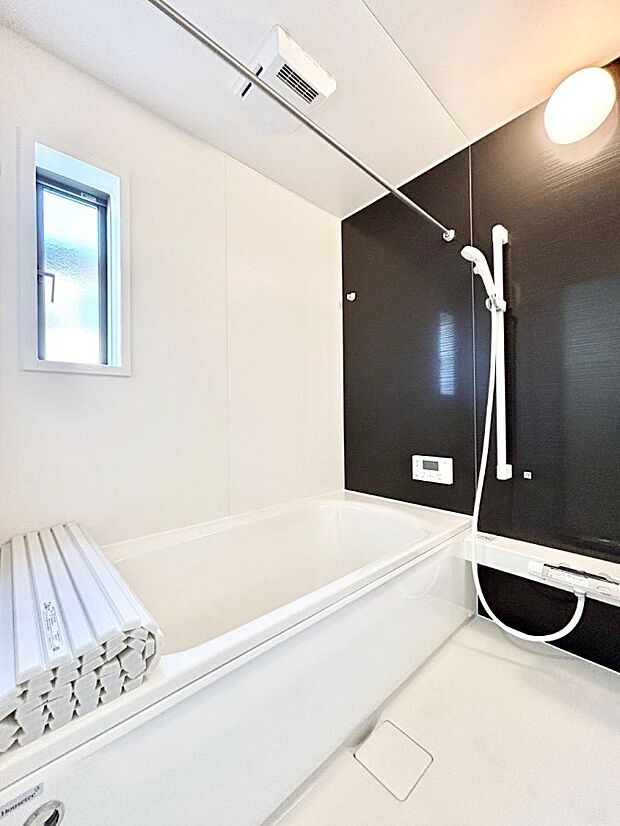 【浴室】～Bath Room～　落ち着いた雰囲気の浴室で明日に向けてリフレッシュ。浴室乾燥機能も付いているので隣の洗濯機置き場で洗い上がった洗濯物を、雨の日も天気を気にせず乾燥させることも可能です。
