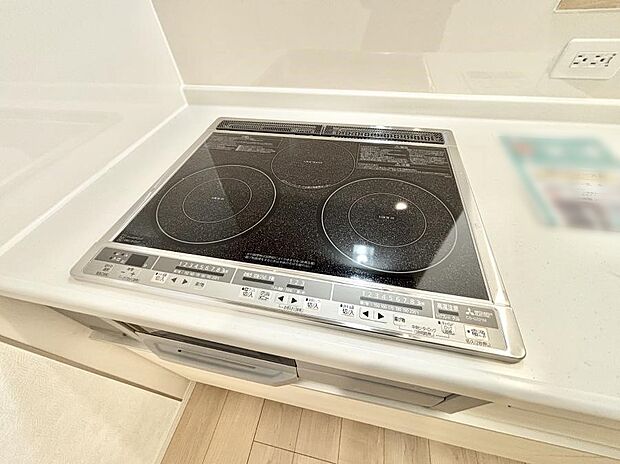 【その他設備(3口コンロ)】IHクッキングヒーターは天板の調理面がフラットなので調理後はサッと一拭きするだけ！