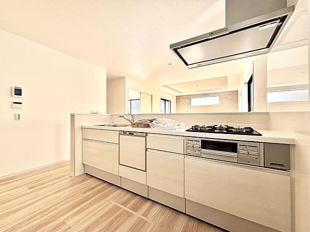 【ダイニングキッチン】～Kitchen～リビングが見渡せるカウンターキッチン。料理をしながら家族とコミュニケーションをとれるだけでなく、大きな開放感も得ることができます。 お子様の成長も感じることができますね！
