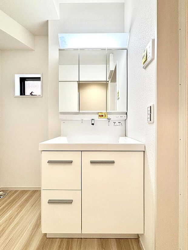 【洗面台・洗面所】～Dressing Room～　明るく清潔感溢れるパウダールーム。毎日使う場所だからこそ、快適な空間となっております。シャンプードレッサーを採用しておりますので、朝シャンも手軽に出来ます。
