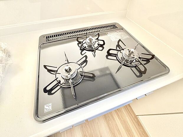 【その他設備(Ｓｉセンサーコンロ)】ガスコンロはＳｉセンサー搭載。火力調節や焦げ付き・消し忘れも防いでくれます。