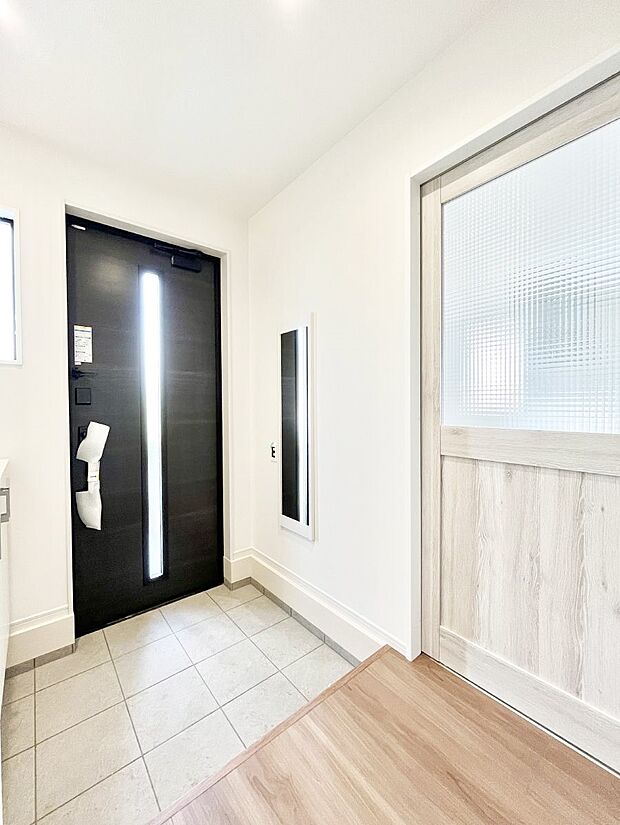 【玄関】◆４号棟◆～Entrance～　玄関は家の顔といわれますが我が家のセンスをさりげなく感じさせる魅力ある玄関造りも楽しみの一つ。帰宅する度に家族がほっとできる心地よい空間造りも大切ですね♪