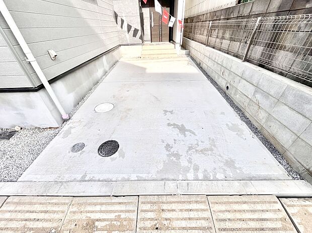 【駐車場】◆２号棟◆～Parking～ 嬉しいコンクリート仕上げのカースペース。雨の日も足元を気にせず外出できます。空いたスペースには、花や緑で彩るガーデニングもオススメです。  