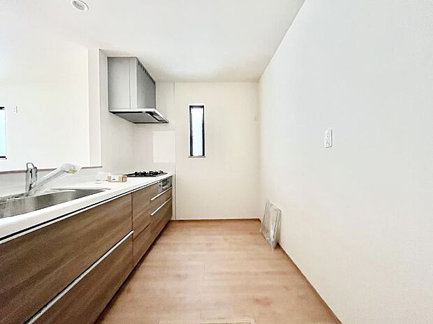 【ダイニングキッチン】◆B号棟◆～Kitchen～　自然光が入る窓のあるキッチン☆毎日使う場所だからこそ、使い勝手を考慮しました。ゆったりとしたキッチンコーナーは質感豊かな仕上がりとなっております。