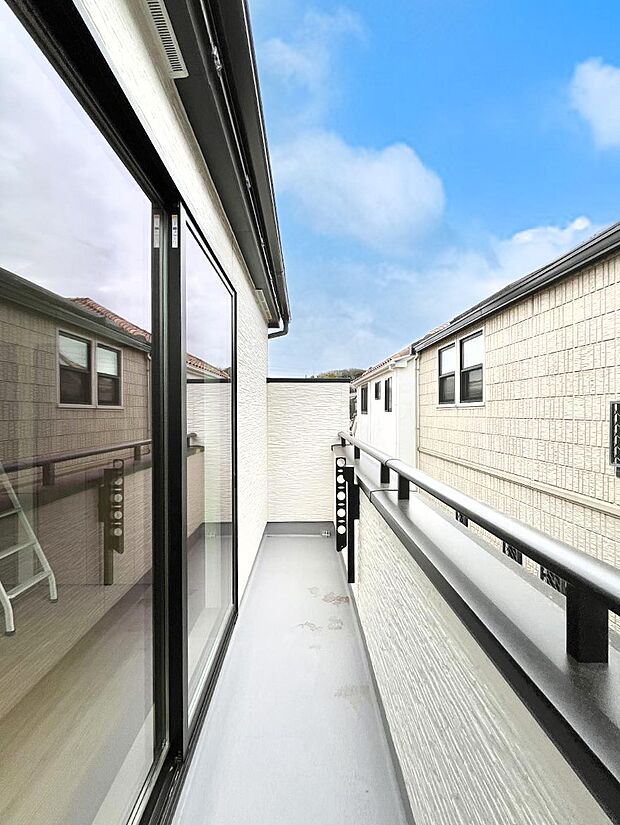【バルコニー】◆B号棟◆～Balcony～　南向きのバルコニーの前には雲以外に太陽を遮るものがありません。お洗濯物も乾きやすく、何より明るく気持ちのいい光が入ってきます。使いやすく開放的なバルコニーです♪