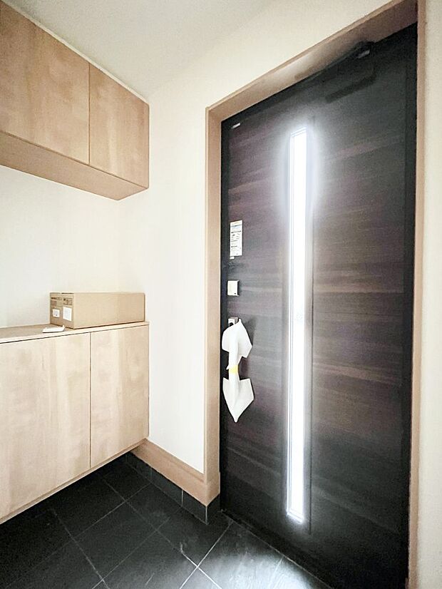【玄関】◆B号棟◆～Entrance～　家の中でお客様を迎える最初の場所である玄関は、家の印象そのものです！豊富な玄関収納で、常に綺麗に保つことが出来ます♪玄関にはたっぷり収納の下駄箱を完備！