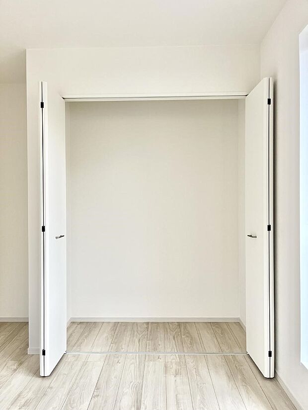 【その他設備(クローゼット)】豊富な収納で生活スペースがすっきりします。