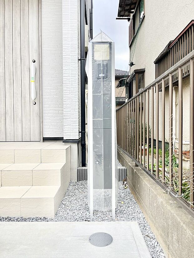 【その他現地】◆１号棟◆表札・インターホン・ポスト・宅配ＢＯＸをひとつに集約。エントランスになじむシンプルデザイン。