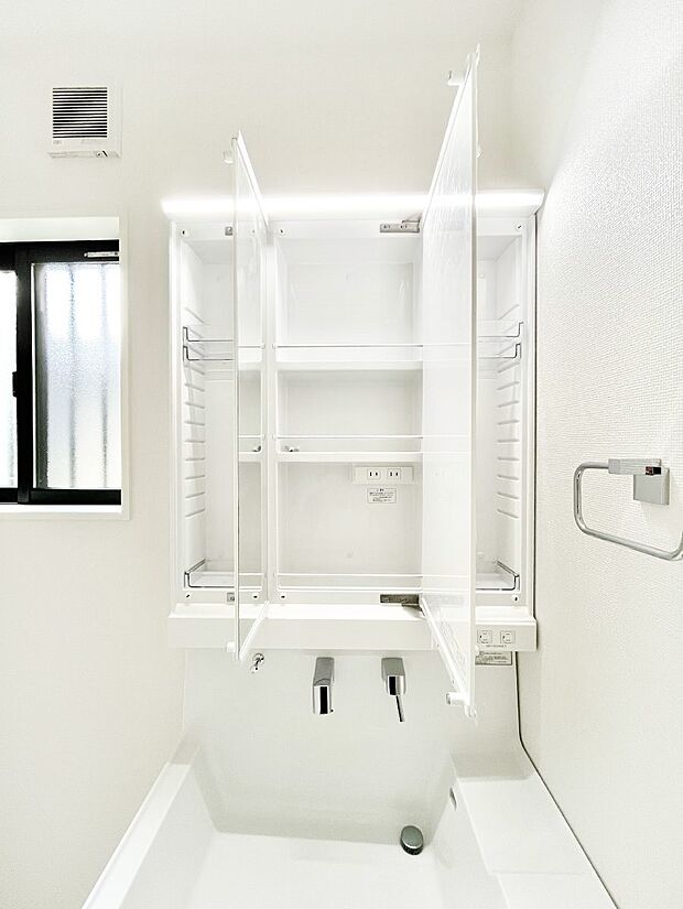 【その他設備(三面鏡裏収納)】◆１号棟◆三面鏡の裏に、化粧品や衛生用品などを収納可能。洗面台をすっきりと保ちます！