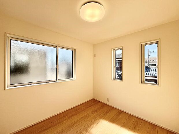 【寝室】窓からのやさしい光が心地よいプライベートルーム