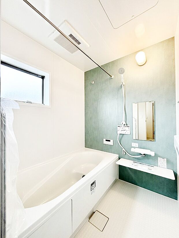 【浴室】～Bath Room～　落ち着いた雰囲気の浴室で明日に向けてリフレッシュ。浴室乾燥機能も付いているので隣の洗濯機置き場で洗い上がった洗濯物を、雨の日も天気を気にせず乾燥させることも可能です。