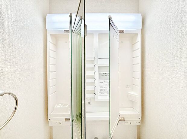 【その他設備(三面鏡裏収納)】三面鏡の裏に、化粧品や衛生用品などを収納可能。洗面台をすっきりと保ちます！