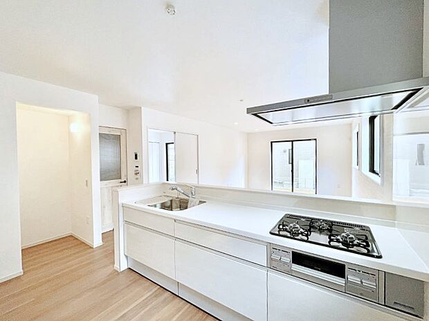 【ダイニングキッチン】～Kitchen～　リビングが見渡せるカウンターキッチン。料理をしながら家族とコミュニケーションをとれるだけでなく、大きな開放感も得ることができます。 お子様の成長も感じることができますね！