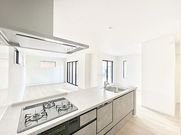 【ダイニングキッチン】リビングで遊ぶお子様を見守りながらお料理ができる対面キッチン。 