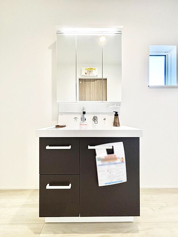 【洗面台・洗面所】～Dressing Room～　暗くなりがちな洗面所も窓があると採光と換気が可能なので気持ちよくお使い頂けます。三面鏡タイプの洗面台は鏡裏収納で散らかりがちな洗面所もスッキリ♪