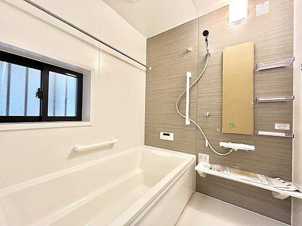 【浴室】～Bath Room～　落ち着いた雰囲気の浴室で明日に向けてリフレッシュ。浴室乾燥機能も付いているので隣の洗濯機置き場で洗い上がった洗濯物を、雨の日も天気を気にせず乾燥させることも可能です。