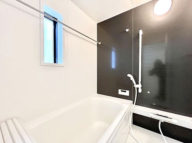 【浴室】◆４号棟◆～Bath Room～　足を伸ばして入浴することが可能！一日の疲れを癒す貴重なバスタイムです。お子様とご一緒でも十分な広さなので、リビングとは違った家族団欒のひと時をお楽しみいただけます。
