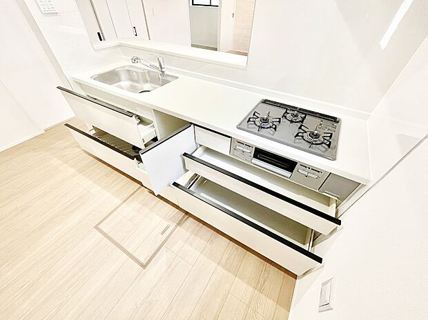 【その他設備(キッチン収納)】収納スペースもたっぷり！広々とした作業スペースで家事もラクラク！