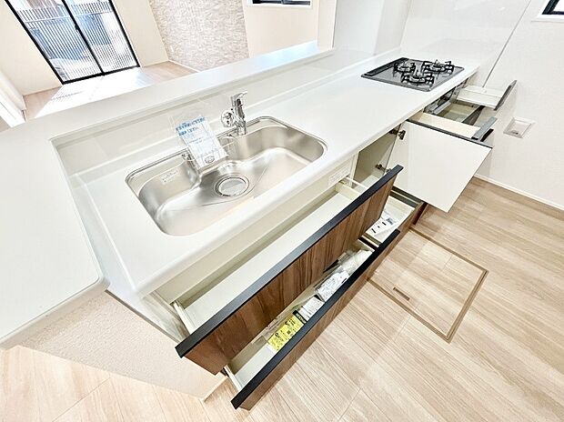 【その他設備(スライド収納)】面倒なお片づけは食洗機にお任せ！家事の負担が減って、時間にも気持ちにもゆとりができます。