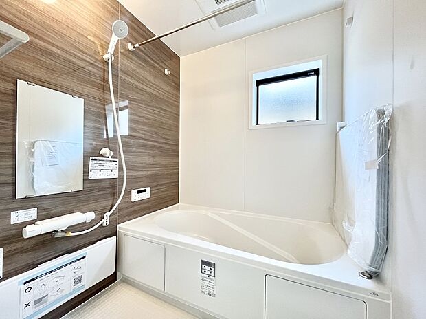 【浴室】一日の疲れを癒してくれる明るい清潔感のあるバスルーム