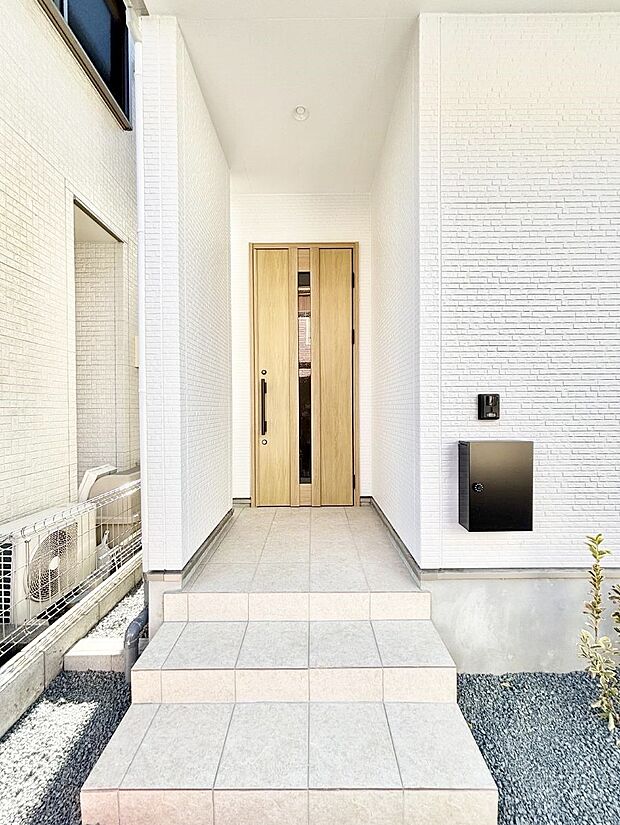 【玄関】◆1号棟◆玄関前は雨が降っても濡れにくい屋根付き