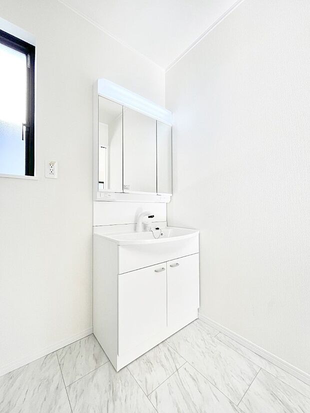 【洗面台・洗面所】◆C号棟◆~Dressing Room~ 明るく清潔感溢れるパウダールーム。毎日使う場所だからこそ、快適な空間となっております。シャンプードレッサーを採用しておりますので、朝シャンも手軽に出来ます。