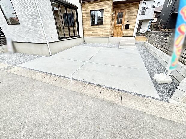 【駐車場】~Parking~ 駐車場2台置けます!(車種による)自転車置き場や物置場として、お子様の遊ぶスペースとして、ゆとりある敷地だからこそ可能な多用途にご利用いただけるスペースです。