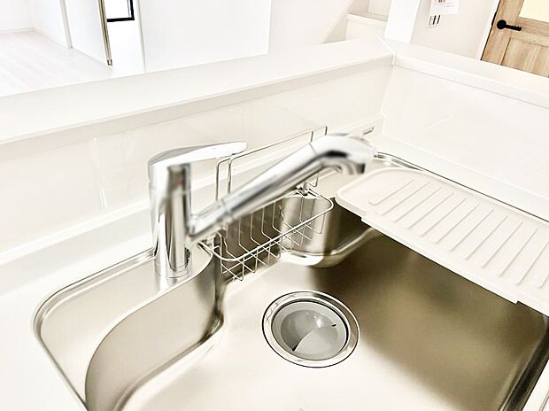 【その他設備(浄水器)】いつでも清潔なおいしいお水を。一つの水栓で水道水と浄水を使い分け。