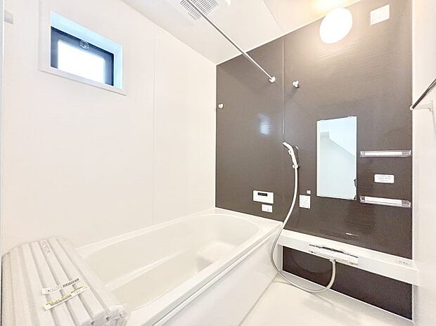 【浴室】~Bath Room~ 落ち着いた雰囲気の浴室で明日に向けてリフレッシュ。浴室乾燥機能も付いているので隣の洗濯機置き場で洗い上がった洗濯物を、雨の日も天気を気にせず乾燥させることも可能です。
