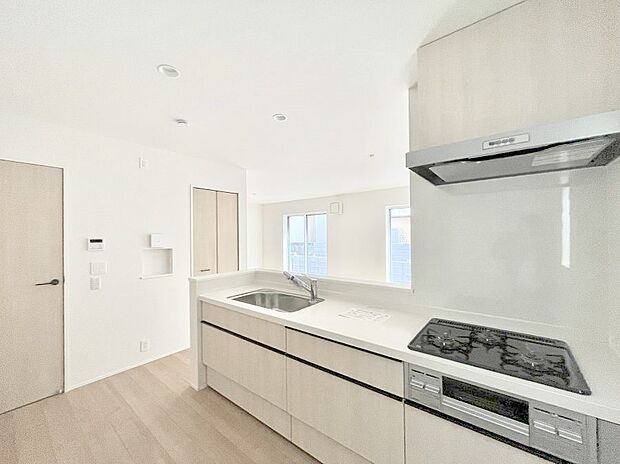 【ダイニングキッチン】~Kitchen~ 「さぁ今日は何を作ろう」こんなキッチンなら思いっきり料理ができちゃいます。キッチンからはリビングが一望できます。家族がつながるお家がここにございます。