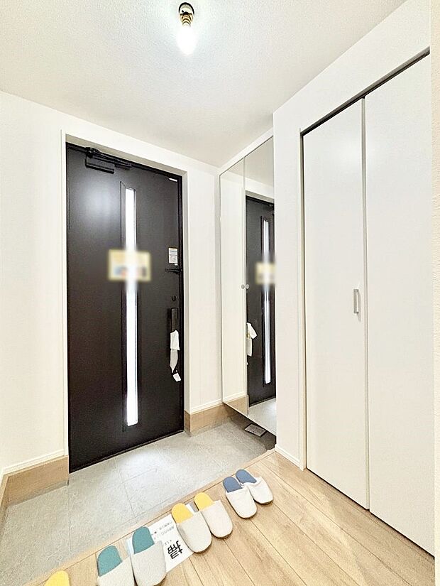 【玄関】~Entrance~ 下駄箱ミラー付なので、お出かけ前の身だしなみチェックに◎♪玄関はお客様をお出迎えする一番最初の場所、帰ってくる時に入る最初の場所。そんな場所だからこそ、より良い空間に…♪
