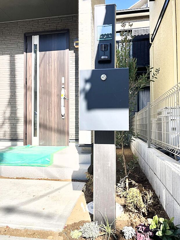 【その他現地】表札・インターホン・ポストをひとつに集約。エントランスになじむシンプルデザイン。