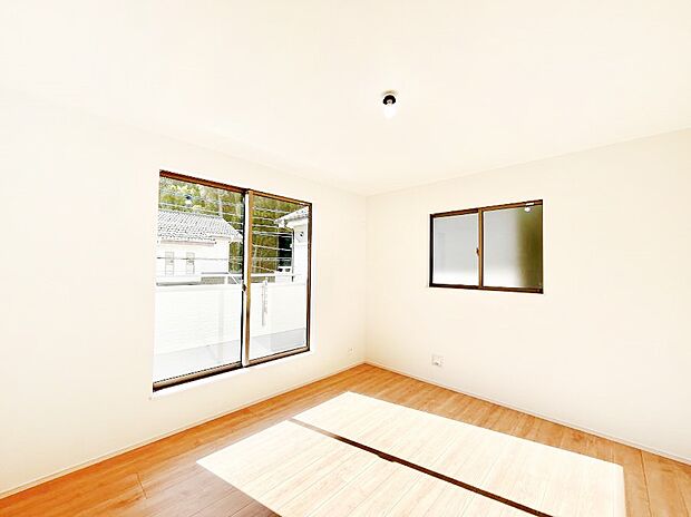 【寝室】~Bed Room~ 2面採光を確保した明るい室内は、風通しも良く、大変居心地の良い空間となっております。爽やかな風を感じて起きる朝は、快適生活の始まりに!日当たりや通風がとても良い住まい♪