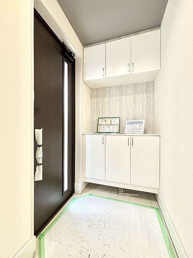 【玄関】~Entrance~ 家の中でお客様を迎える最初の場所である玄関は、家の印象そのものです!豊富な玄関収納で、常に綺麗に保つことが出来ます♪玄関にはたっぷり収納の下駄箱を完備!