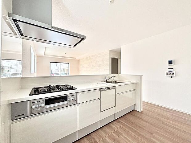 【ダイニングキッチン】料理をしながらでもご家族との会話を楽しめる対面キッチン