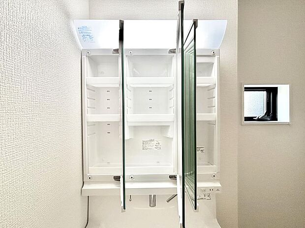 【その他設備(三面鏡裏収納)】三面鏡の裏に、化粧品や衛生用品などを収納可能。洗面台をすっきりと保ちます！