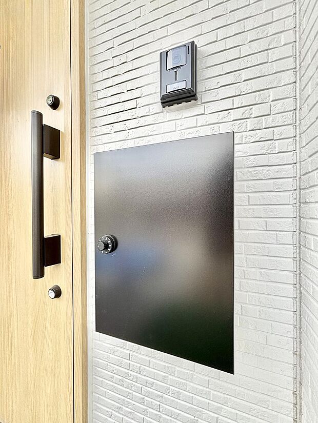 【その他現地】シンプルデザインのポスト。