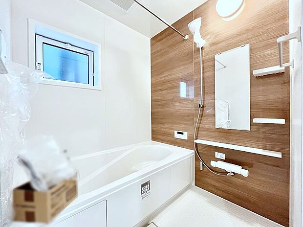 【浴室】◆2号棟◆~Bath Room~ 窓付きのバスルームは、採光もあり明るく気持ちの良い空間です。窓があることで、換気環境も良好。ゆったり寛げるバスルームで、毎日のバスタイムが楽しみになりそうです。