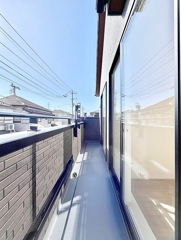 【バルコニー】◆２号棟◆～Balcony～　南向きのバルコニーの前には雲以外に太陽を遮るものがありません。お洗濯物も乾きやすく、何より明るく気持ちのいい光が入ってきます。使いやすく開放的なバルコニーです♪