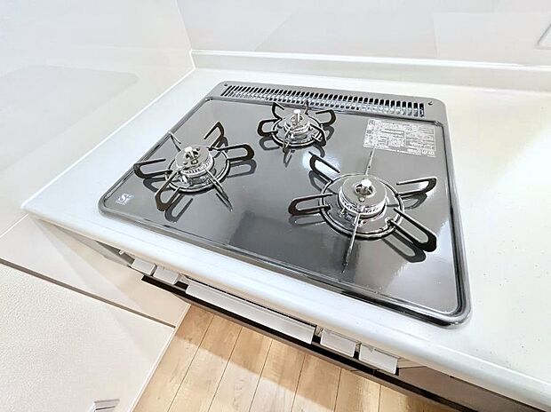 【その他設備(Siセンサーコンロ)】◆2号棟◆ガスコンロはSiセンサー搭載。火力調節や焦げ付き・消し忘れも防いでくれます。