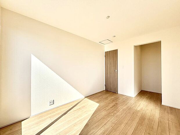 【寝室】◆１号棟◆～Bed Room～ 全居室には収納クローゼットを完備！普段使いのお洋服や小物はもちろん、季節物のお洋服などもしっかりと整理整頓おしまい頂けます。 居室空間を広く使用できますね。