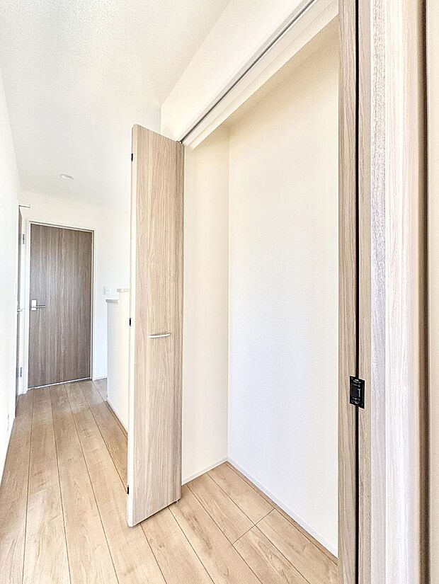 【その他設備(廊下収納)】◆１号棟◆廊下収納。掃除道具や季節の小物を収納することができます。