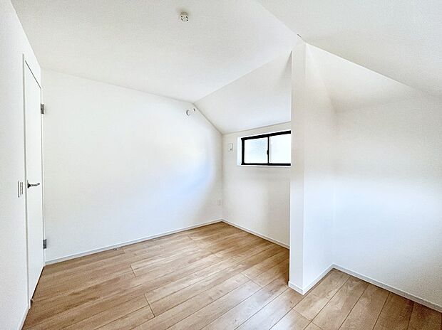 【寝室】◆2号棟◆~Bed Room~ マンションと違い部屋数が多いのが戸建てのメリットです。ご家族が増えたことで手狭に感じていた住まいも戸建てでは各居室プライバシーを保つことができます。