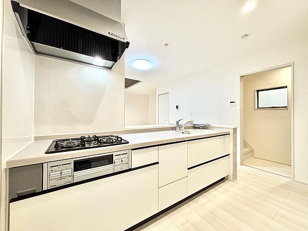 【ダイニングキッチン】~Kitchen~ リビングが見渡せるカウンターキッチン。 料理をしながら家族とコミュニケーションをとれるだけでなく、大きな開放感も得ることができます。 お子様の成長も感じることができますね!