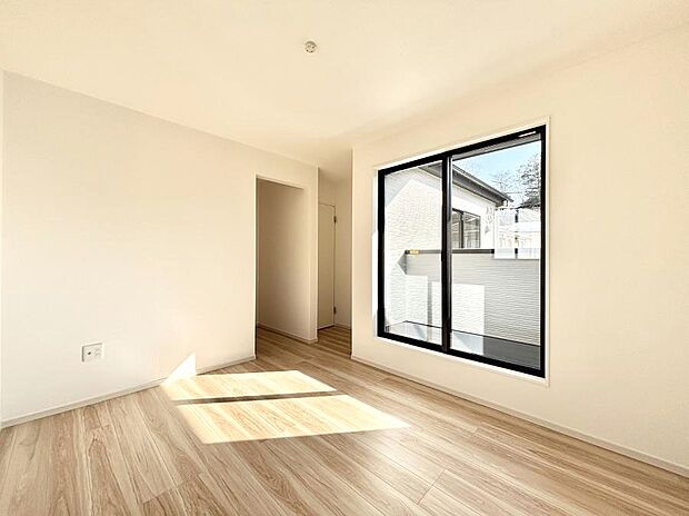 【寝室】～Bed Room～ 全居室には収納クローゼットを完備！普段使いのお洋服や小物はもちろん、季節物のお洋服などもしっかりと整理整頓おしまい頂けます。 居室空間を広く使用できますね。