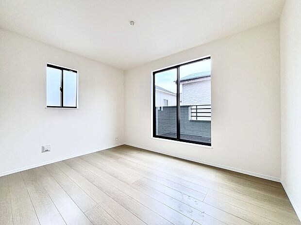 【寝室】~Bed Room~ 2面採光を確保した明るい室内は、風通しも良く、大変居心地の良い空間となっております。爽やかな風を感じて起きる朝は、快適生活の始まりに!日当たりや通風がとても良い住まい♪