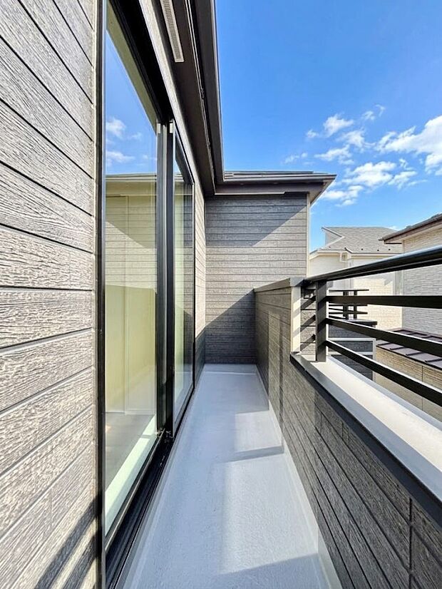【バルコニー】~Balcony~ バルコニーは温かい陽がさしこみ、お布団や洗濯物を気持ちよく干すことができます。 使いやすく開放的なバルコニーです♪陽ざしがたっぷり降り注ぐ、バルコニー付き住まい。