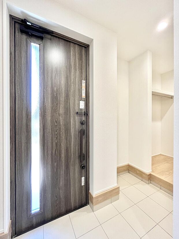 【玄関】~Entrance~ 玄関は家の顔といわれますが我が家のセンスをさりげなく感じさせる魅力ある玄関造りも楽しみの一つ。帰宅する度に家族がほっとできる心地よい空間造りも大切ですね♪