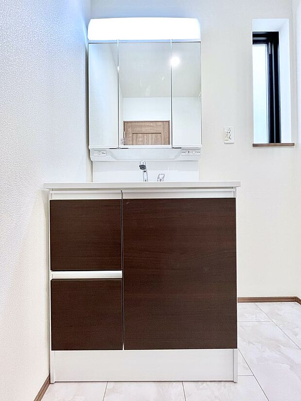 【洗面台・洗面所】◆C号棟◆~Dressing Room~ 暗くなりがちな洗面所も窓があると採光と換気が可能なので気持ちよくお使い頂けます。三面鏡タイプの洗面台は鏡裏収納で散らかりがちな洗面所もスッキリ♪