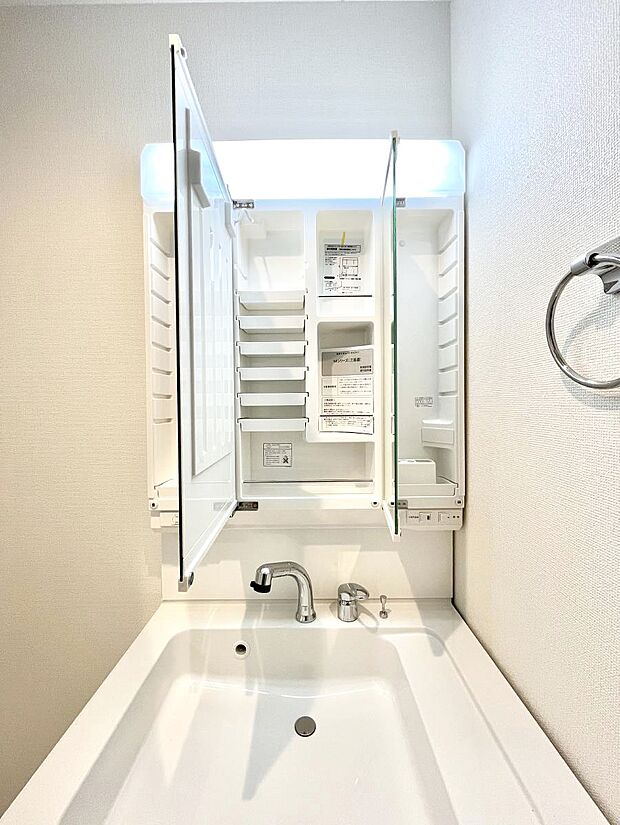 【その他設備(三面鏡裏収納)】三面鏡の裏に、化粧品や衛生用品などを収納可能。洗面台をすっきりと保ちます!